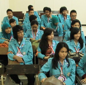 Mahasiswa sedang mengikuti Kuliah Umum di Prodi HI Fisip UNS, 2012